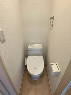 【トイレ】 | アイザックヒルズ百合丘 | 人気のシャワートイレ・バストイレ別です♪トイレが独立していると使いやすいですよね☆横にはタオルを掛けられるハンガーもあります♪