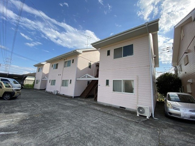 【外観】 | カミーリア7 | 小田急線「栗平」駅まで徒歩3分！便利な立地の2階建てアパートです☆通勤通学はもちろん、お買い物やお出かけにもGood☆