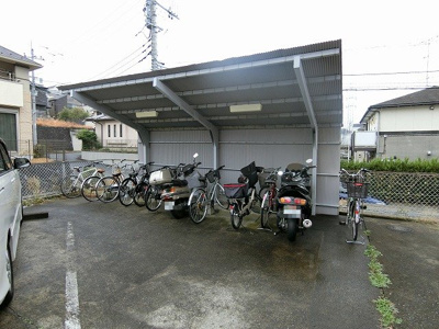 【その他共用部分】 | カミーリア7 | 屋根付きの駐輪場で雨が降っても大切な自転車が濡れなくてすみますね♪荷物が重いときに自転車があれば助かりますね！