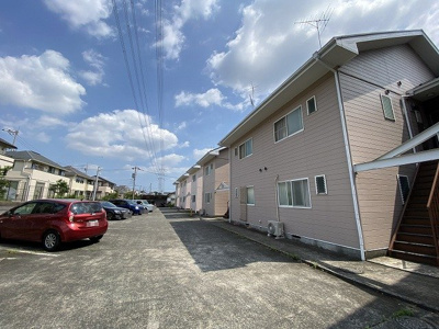 【駐車場】 | カミーリア7 | いつでも目の届く敷地内に駐車場があります♪お車をお持ちのファミリーさんにオススメです☆