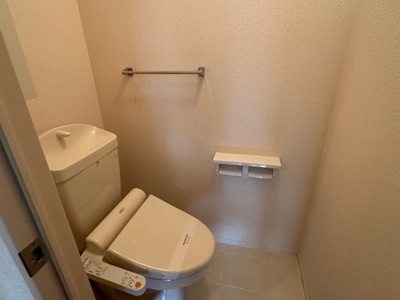 【トイレ】 | サニープレイス | トイレは温水洗浄便座付き♪人気のバストイレ別です♪小物を置ける便利な棚やタオルハンガーも付いています☆