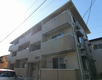 【外観】 | 南武線「久地」駅まで徒歩8分！便利な立地の3階建てアパートです♪通勤通学はもちろん、お買い物やお出かけにもGood☆