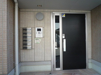 【エントランス】 | 共用エントランスは不審者の侵入を未然に防ぐオートロック付き！防犯対策充実しています◎
