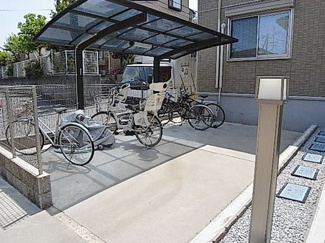 【その他共用部分】 | 屋根付きの駐輪場で雨が降っても大切な自転車が濡れなくてすみますね♪駅から自転車もおすすめです！