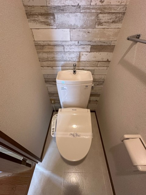 【トイレ】 | ホワイトベルB | トイレは温水洗浄便座付き♪人気のバストイレ別です♪横にはタオルを掛けられるハンガーもあります♪壁紙はオシャレなデザインクロス☆