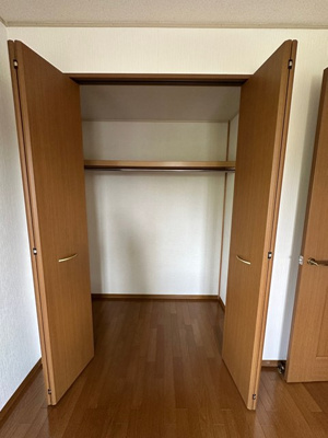 【収納】 | ホワイトベルB | 角部屋二面採光洋室6帖のお部屋にあるクローゼットです♪大切なお洋服もしわにならないようにハンガーがけができます☆