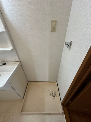 【設備】 | ホワイトベルB | 洗面所にある室内洗濯機置き場です♪防水パンが付いているので万が一の漏水にも安心です！