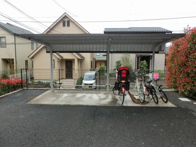 【その他共用部分】 | ホワイトベルB | 屋根付きの駐輪場で雨が降っても大切な自転車が濡れなくてすみますね♪荷物が重いときに自転車があれば助かりますね！