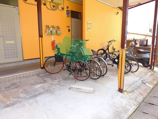 アルファ博多駅東の駐車場