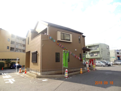 【前面道路含む現地写真】 | さいたま市緑区東浦和2丁目　駅徒歩9分南東角地の新築分譲住宅全1棟 | ぜひ一度見ていただきたい、「さいたま市緑区東浦和2丁目　駅徒歩9分南東角地の新築分譲住宅全1棟」です。やっぱり住むなら新築物件ですよね。住み心地の良いこの物件は、価格も3,980万円と納得です。