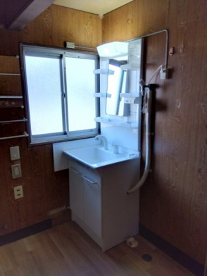 【洗面所】 | 赤羽１丁目貸家（４） | ｼｬﾜｰ付き洗面台と洗濯機置き場