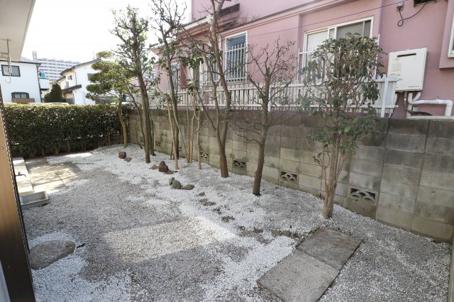 萩山町１丁目貸家の庭