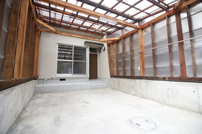 【駐車場】 | 伏見区羽束師古川町　中古戸建 | 駐車場には1BOX車の駐車も可能です。
