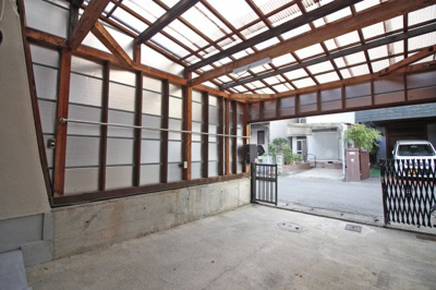 【駐車場】 | 伏見区羽束師古川町　中古戸建 | 屋根・壁があるので大切な車を、雨風から守れます。