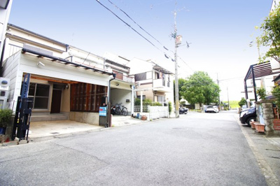 【前面道路含む現地写真】 | 伏見区羽束師古川町　中古戸建 | 前道は幅員約6ｍあるので、運転が苦手な方でも駐車は安心ですね。