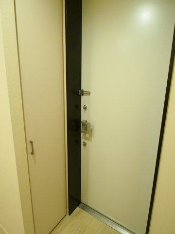 【玄関】 | STRINGS神山町 | 木目調の床がお洒落な玄関