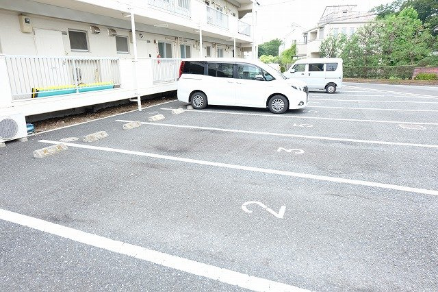 メゾンカワクボの駐車場