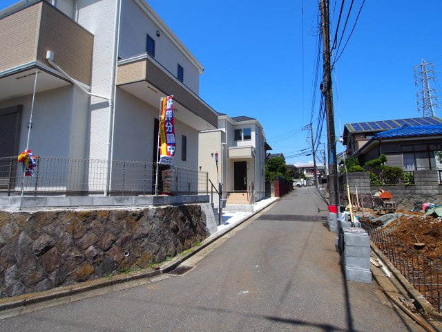 保土ケ谷区法泉1丁目全２棟 新築戸建の前面道路含む現地写真