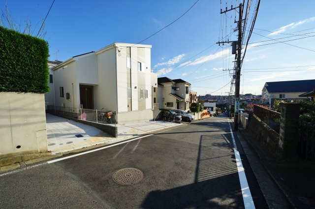 保土ヶ谷区法泉１丁目全２棟　新築戸建ての前面道路含む現地写真