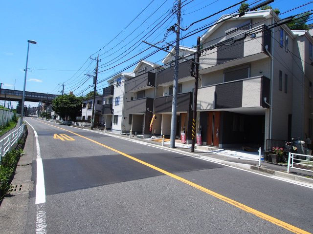 保土ヶ谷区法泉１丁目全４棟　新築戸建て【成約】の前面道路含む現地写真
