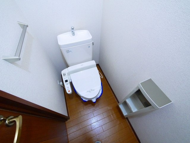 フリージア大安寺のトイレ|落ち着いた色調のトイレです
