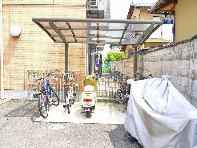 フリージア大安寺のその他共用部分|屋根付きの駐輪スペース。