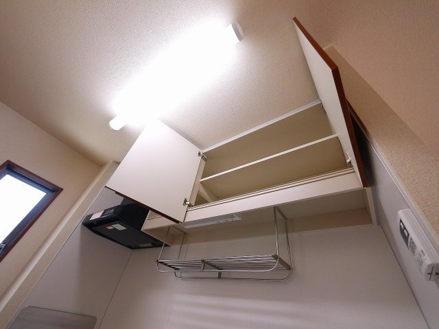 フリージア大安寺のキッチン|キッチンの上部には収納もあります
