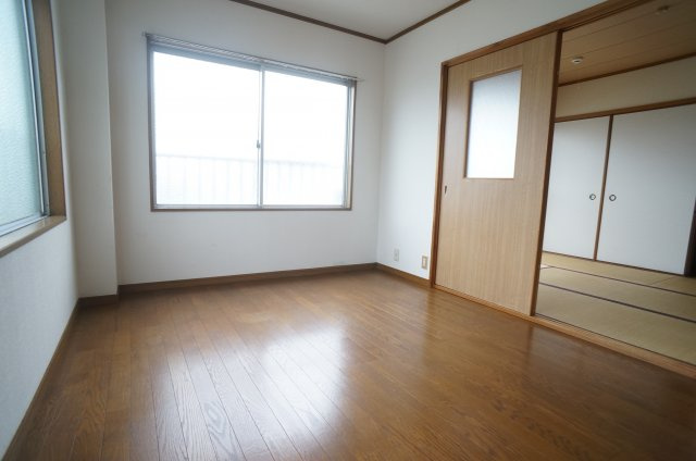 村上マンションの洋室