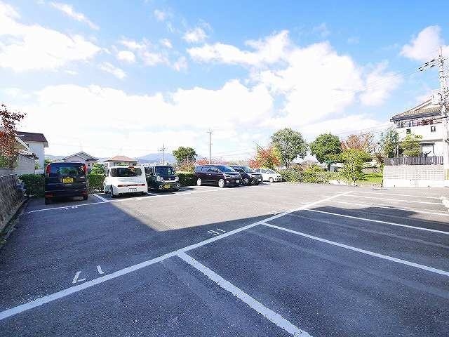 高見松葉マンションの駐車場