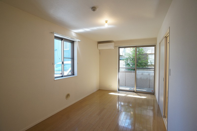 【居間・リビング】 | カサグランデM | 11.8帖の南東から採光が取れるLDKです。