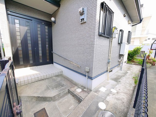 紀寺町一戸建のその他共用部分|ゆったりとした玄関前スペース