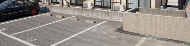 レオパレスアイーダの駐車場