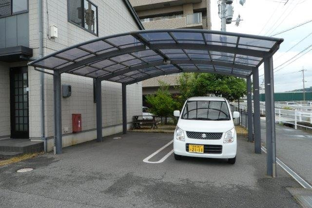 倉敷市笹沖のタウンの駐車場|屋根付き駐車場