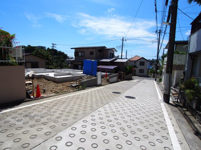 保土ヶ谷区初音ヶ丘全２棟　新築戸建て【成約】の前面道路含む現地写真