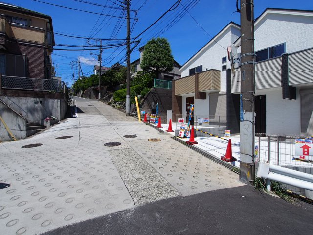 保土ヶ谷区初音ケ丘全３棟 新築戸建の前面道路含む現地写真|前面道路が広く、開放感のあるお住まいです。