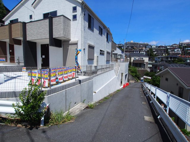 残り１棟！！LDKは広々約17.5帖ゆとりの4LDK♪東南角地　初音ケ丘全３棟 新築戸建の前面道路含む現地写真|東側約4mの道路です。