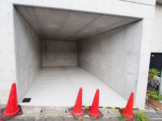 保土ヶ谷区初音ケ丘全３棟 新築戸建【成約】の駐車場|地下車庫もあるので、大切なお車も安心です。