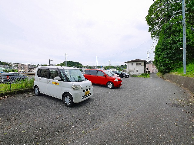 グリーンコーポＵの駐車場|車をお持ちの方に嬉しい駐車場付きの物件です