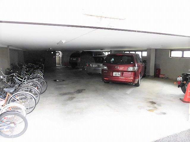 メゾン・ユウの駐車場