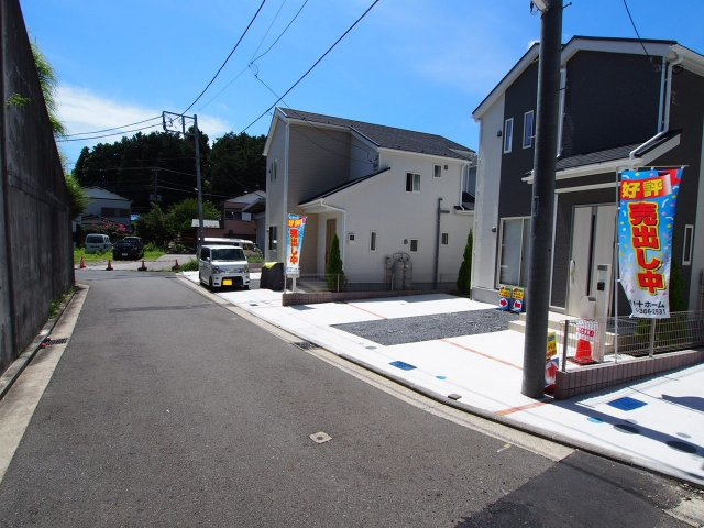 保土ヶ谷区今井町　全４棟新築戸建て　の前面道路含む現地写真|前面道路も広く、車庫入れもラクラク。
