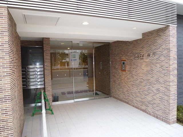 ルーチェ桜川のエントランス