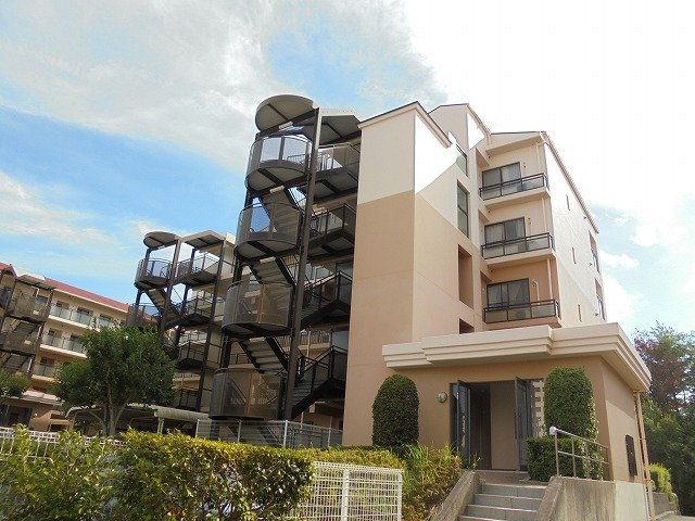 東急ドエル・アルス三田ウッディタウン中央Ｆ棟の外観