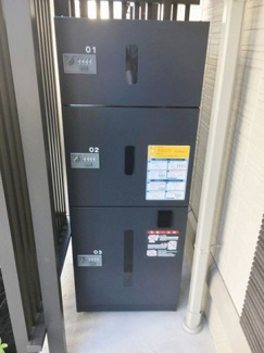 【その他共用部分】 | 共用エントランスには宅配BOXがあるので荷物の受け取りもスムーズに♪再配達の手間がかからないのが魅力ですね！