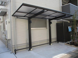 【その他共用部分】 | 屋根付きの駐輪場があるので雨が降っても安心ですね☆自転車やスクーターがあれば通勤・通学、お買い物にも便利です♪
