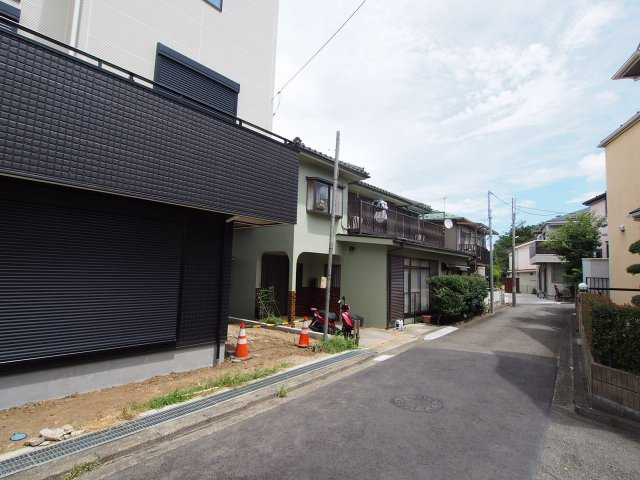 保土ヶ谷区桜ヶ丘１丁目　新築戸建ての前面道路含む現地写真|第一種低層住居専用地域で住環境良好です。