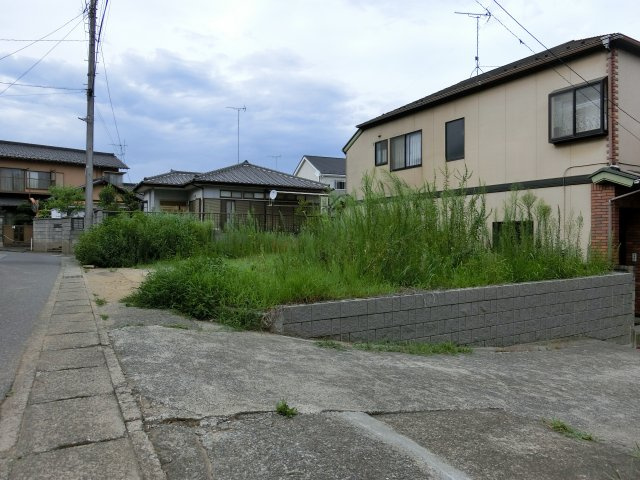 花見川区長作町　売地　約３２坪　南西角地　建築条件なしの前面道路含む現地写真