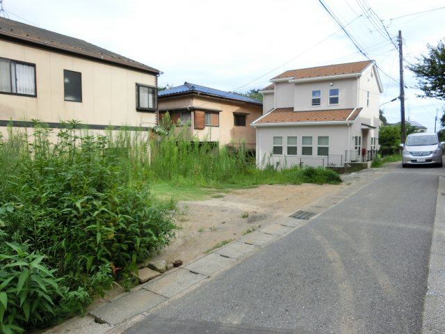 花見川区長作町　売地　約３２坪　南西角地　建築条件なしの前面道路含む現地写真