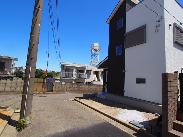 保土ヶ谷区法泉３丁目 新築戸建ての前面道路含む現地写真