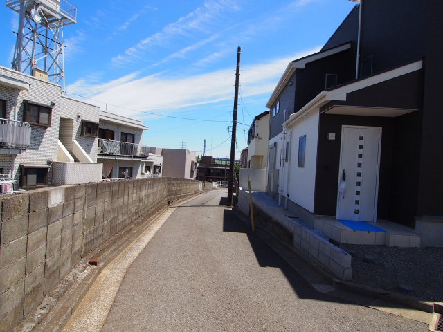 保土ヶ谷区法泉３丁目 新築戸建ての前面道路含む現地写真