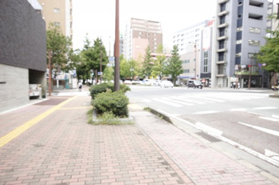 【周辺】 | アクシオン大手門プレミアム | 大通りに面していて夜も安心です。